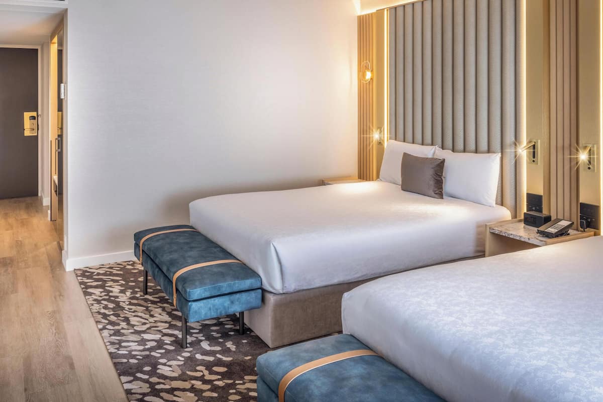 Premier Deluxe 2 Doubles | เครื่องนอนระดับพรีเมียม, เตียง Select Comfort, ตู้นิรภัยในห้องพัก
