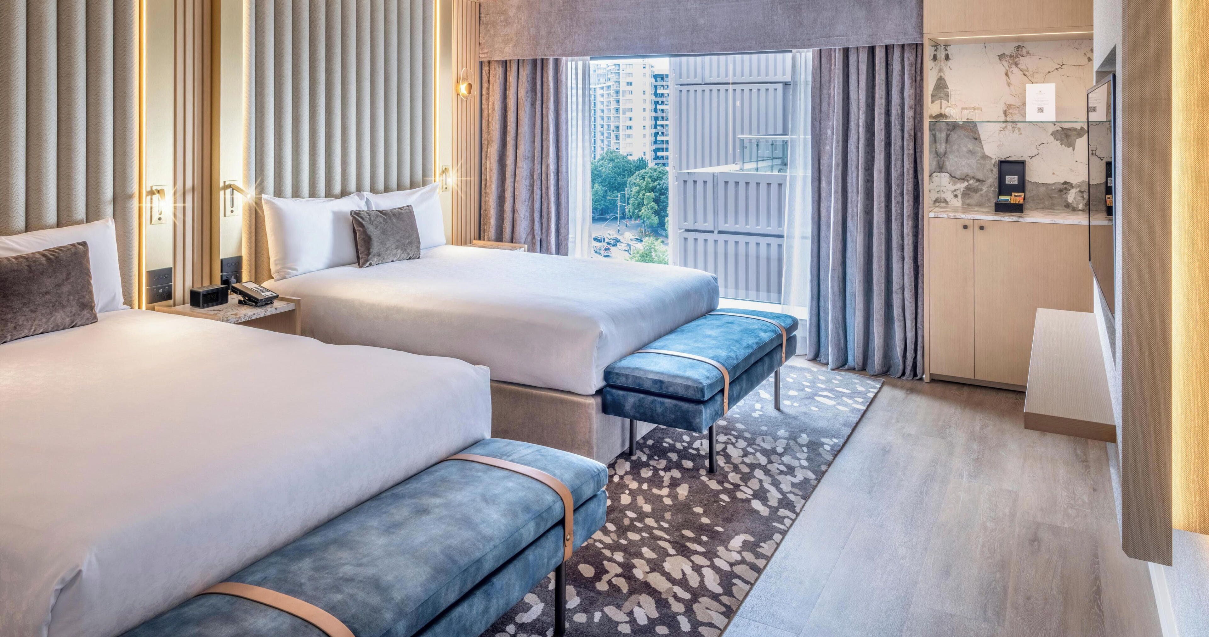 Chambre Club, 2 lits doubles, accès au bar-salon | Literie de qualité, lit avec matelas Select Comfort