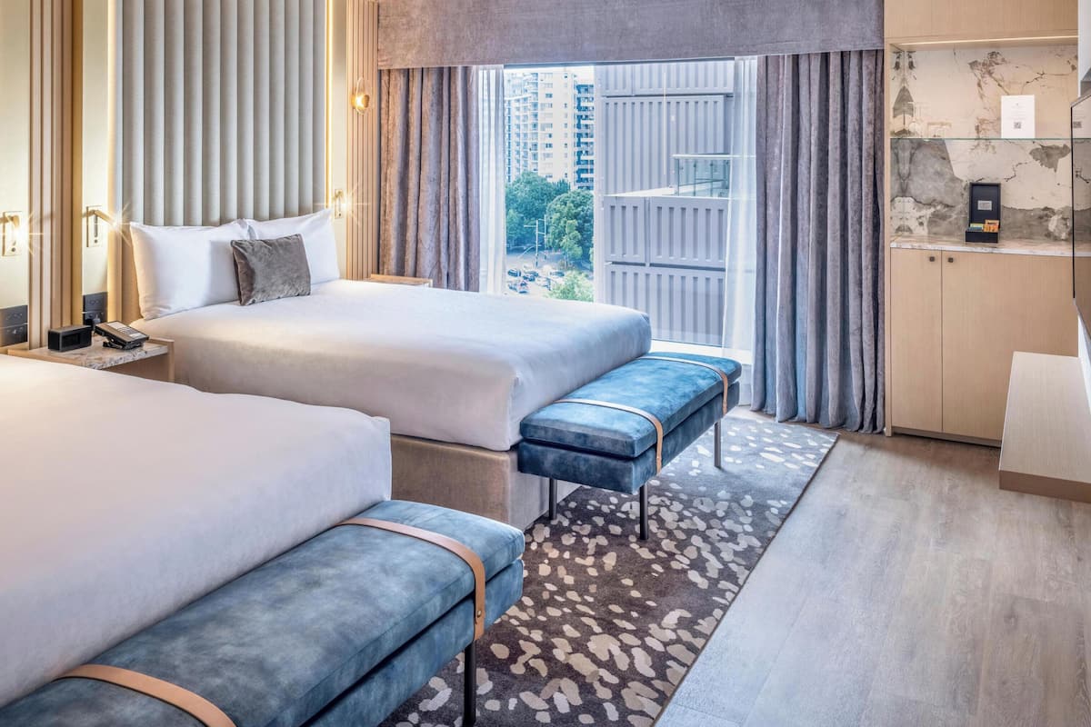 Chambre Club, 2 lits doubles, accès au bar-salon | Literie de qualité, lit avec matelas Select Comfort