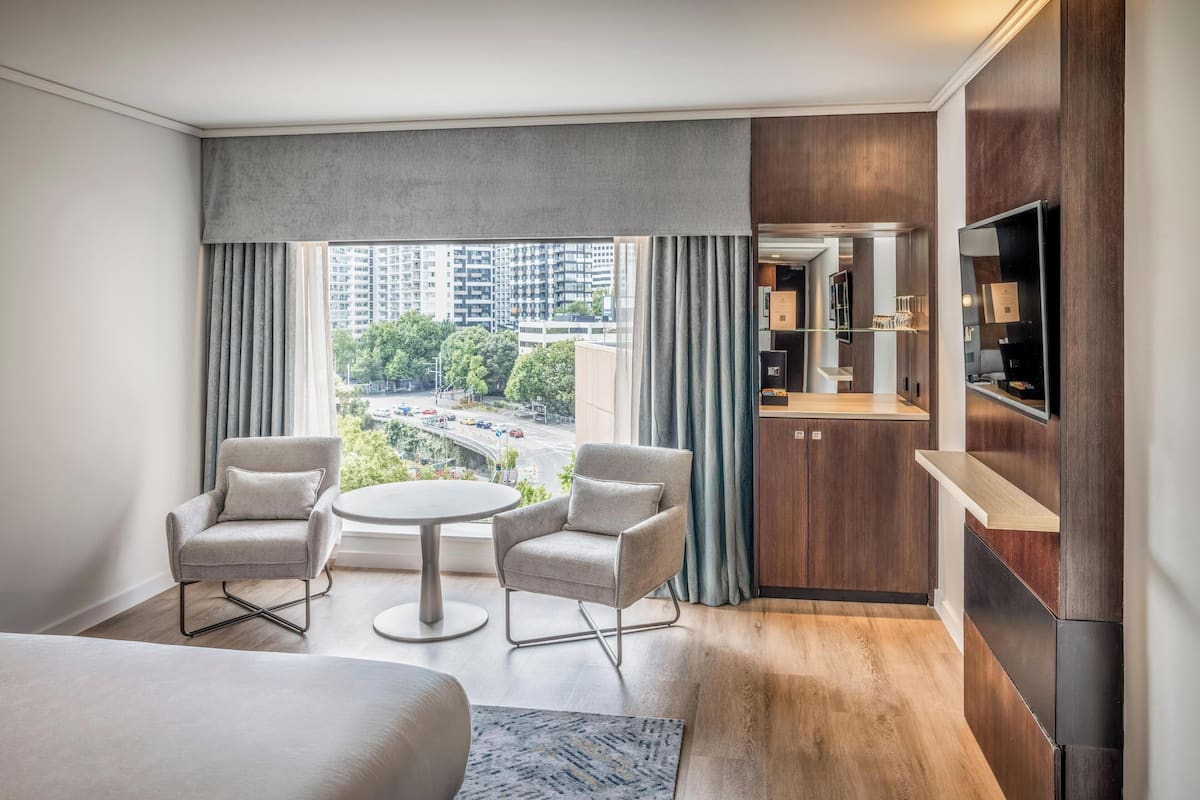 ห้องดีลักซ์, เตียงคิงไซส์ 1 เตียง | เครื่องนอนระดับพรีเมียม, เตียง Select Comfort, ตู้นิรภัยในห้องพัก