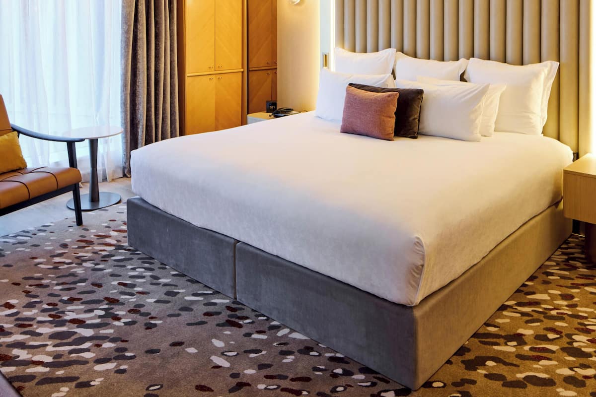 ห้องจูเนียร์, เตียงคิงไซส์ 1 เตียง, วิวเมือง | เครื่องนอนระดับพรีเมียม, เตียง Select Comfort, ตู้นิรภัยในห้องพัก