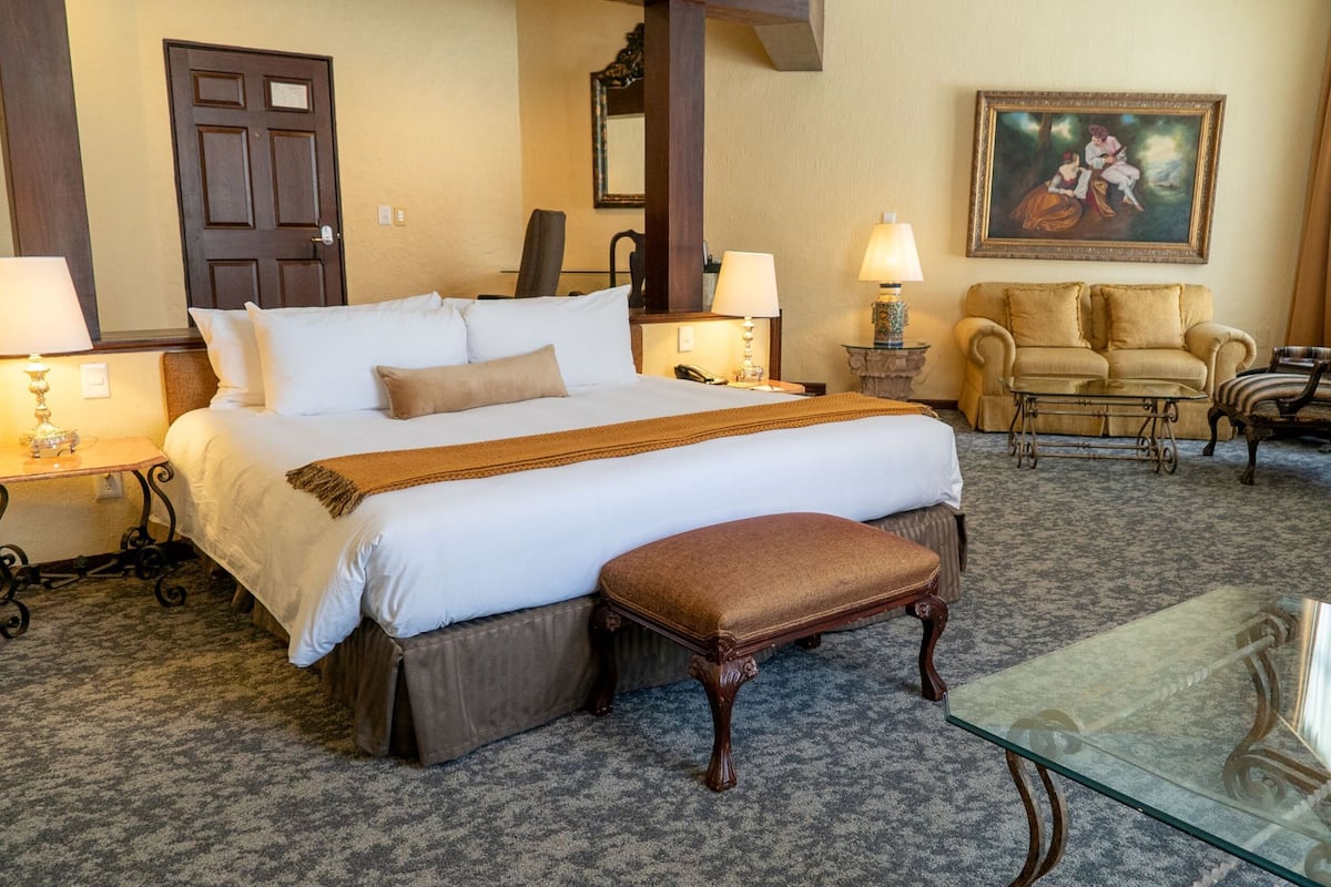 Suite Gobernador King | Bộ đồ giường cao cấp, minibar, két bảo mật tại phòng, bàn 
