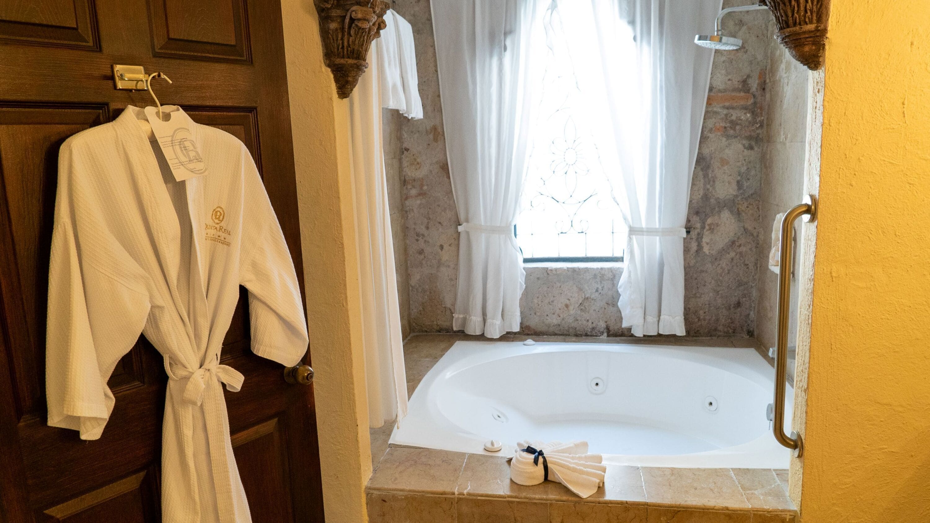 suite gobernador king | bathroom | combined shower/bathtub, rainfall showerhead, designer toiletries