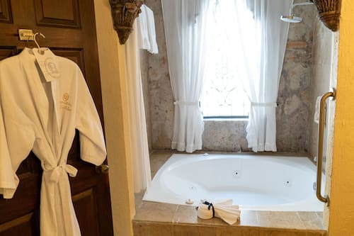 Suite Gobernador King | Baño | Tina con regadera y regadera tipo lluvia