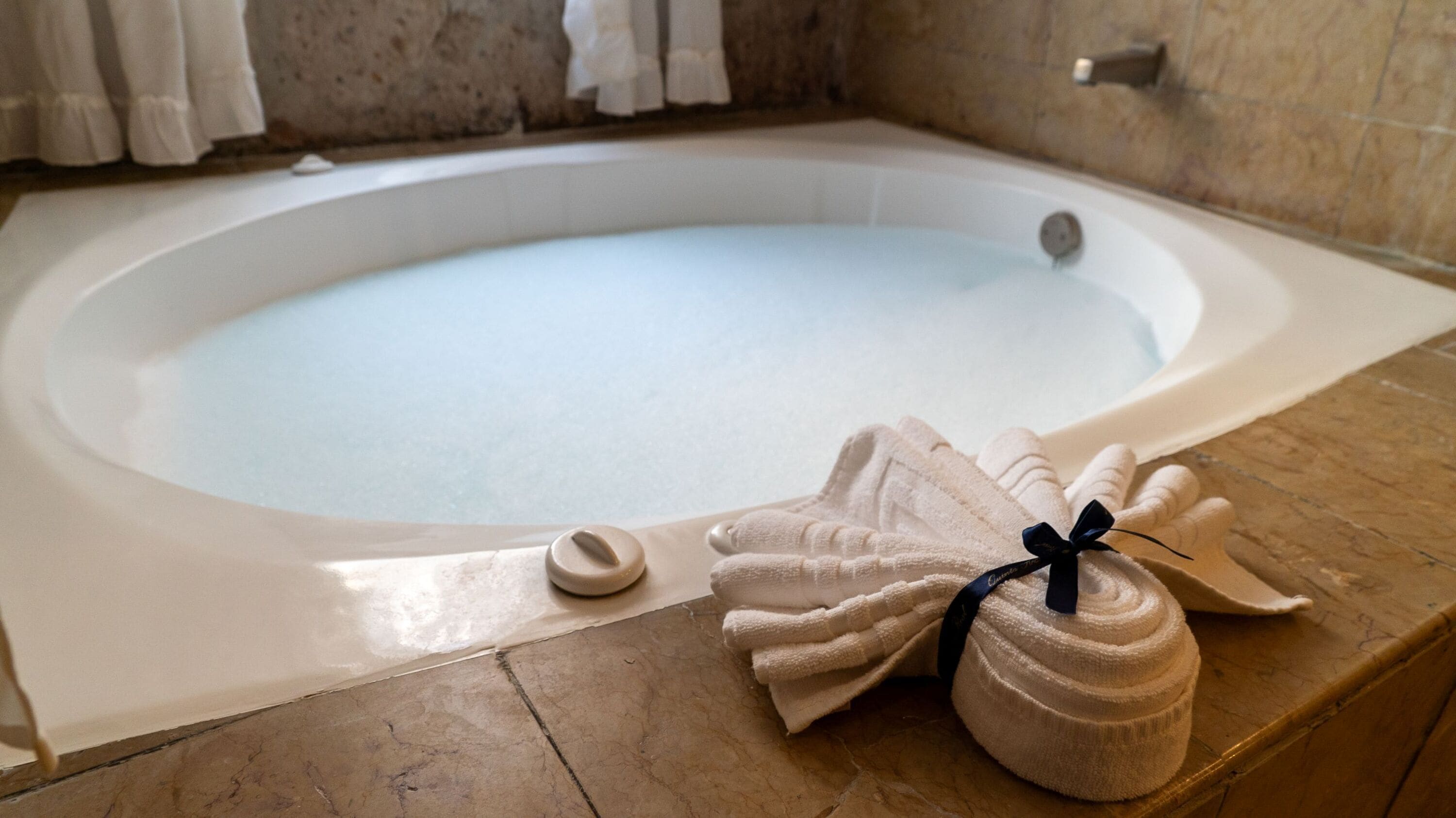 gran clase suite king | bathroom | combined shower/bathtub, rainfall showerhead, designer toiletries