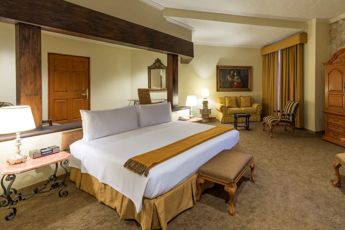 Gran Clase Suite King | Bộ đồ giường cao cấp, minibar, két bảo mật tại phòng, bàn 