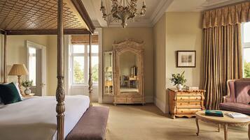 Feature Room | Sängtillbehör av högsta kvalitet och värdeförvaringsskåp på rummet