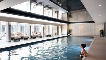 Piscina interna, funciona das 6h30 às 21h30, espreguiçadeiras