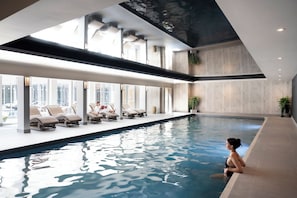 Piscine intérieure, accès possible de 7 h à 22 h, chaises longues