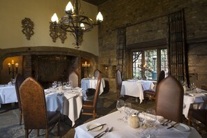 Lunch and dinner served, British cuisine