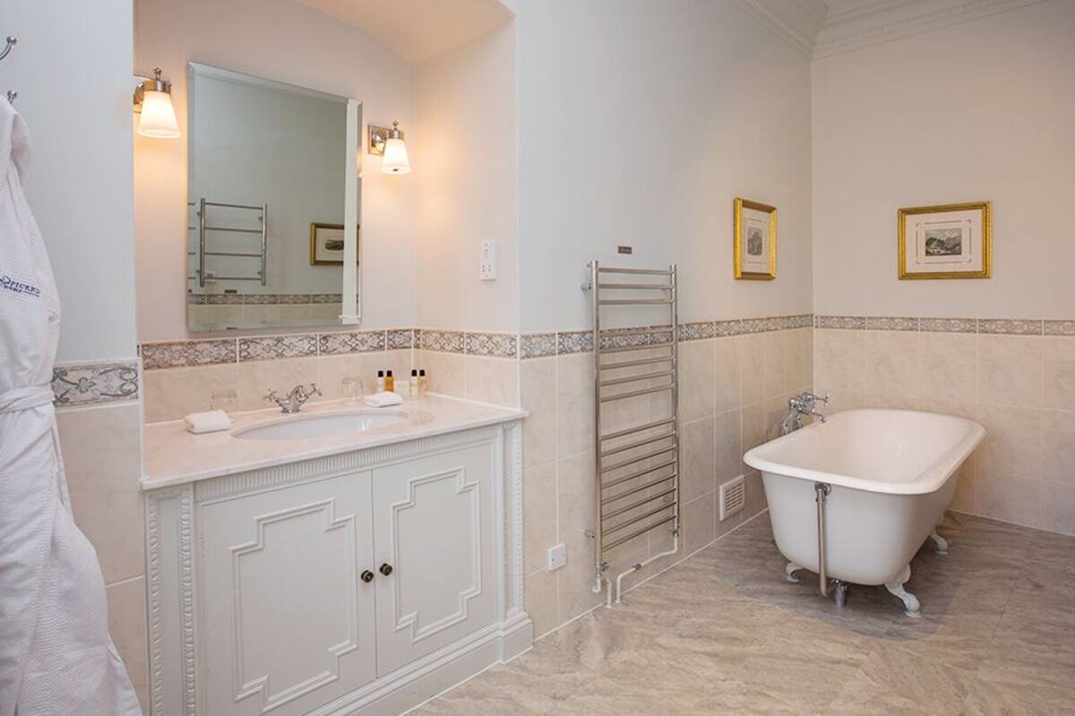 deluxe double room, 1 king bed | bathroom | separate bathtub and shower, free toiletries, hair dryer, slippers