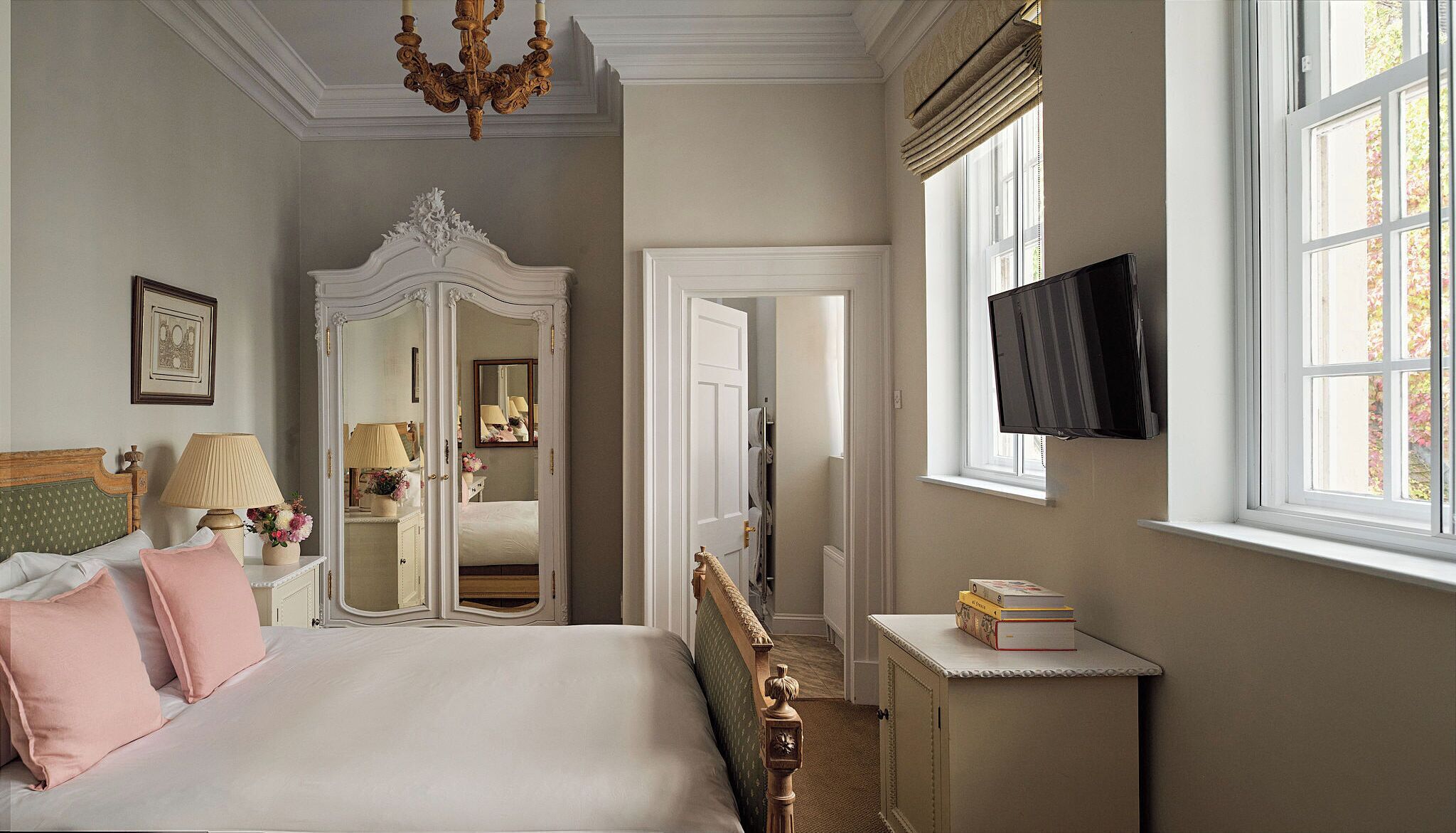 Cosy Classic Double | Premium bedding, in-room safe, desk, laptop workspace
