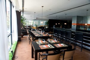 3 restaurantes; se sirve desayuno, almuerzo y cena; cocina italiana