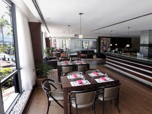 3 restaurantes; se sirve desayuno, almuerzo y cena; cocina italiana