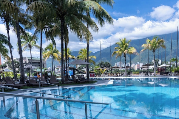 2 outdoor pools