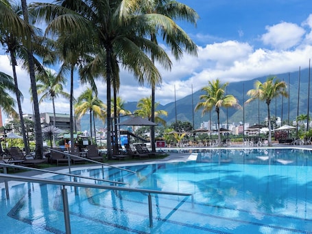 2 outdoor pools
