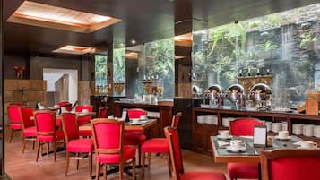 Déjeuner et dßner servis sur place, spécialités Cuisine internationale