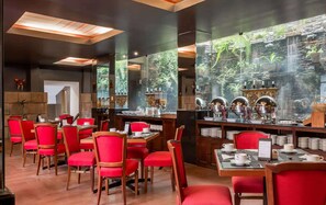 Se sirven almuerzos, cenas y brunches; cocina internacional