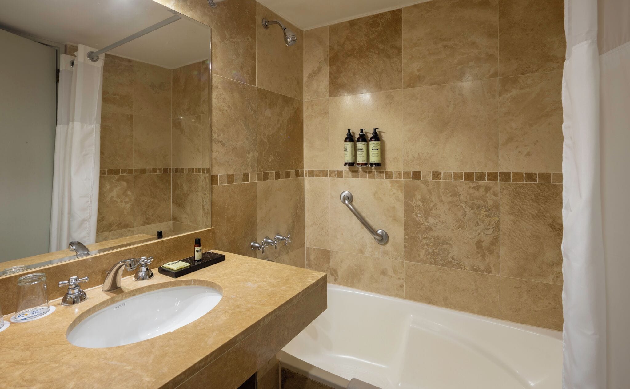 standard room, 1 king bed, non smoking (matrimonial) | bathroom | combined shower/bathtub, free toiletries, hair dryer, towels