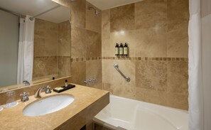 Standard Room, 1 King Bed, Non Smoking (Matrimonial) | Bathroom | Combined shower/tub, free toiletries, hair dryer, towels - Wyndham Costa del Sol Cusco (Cusco)