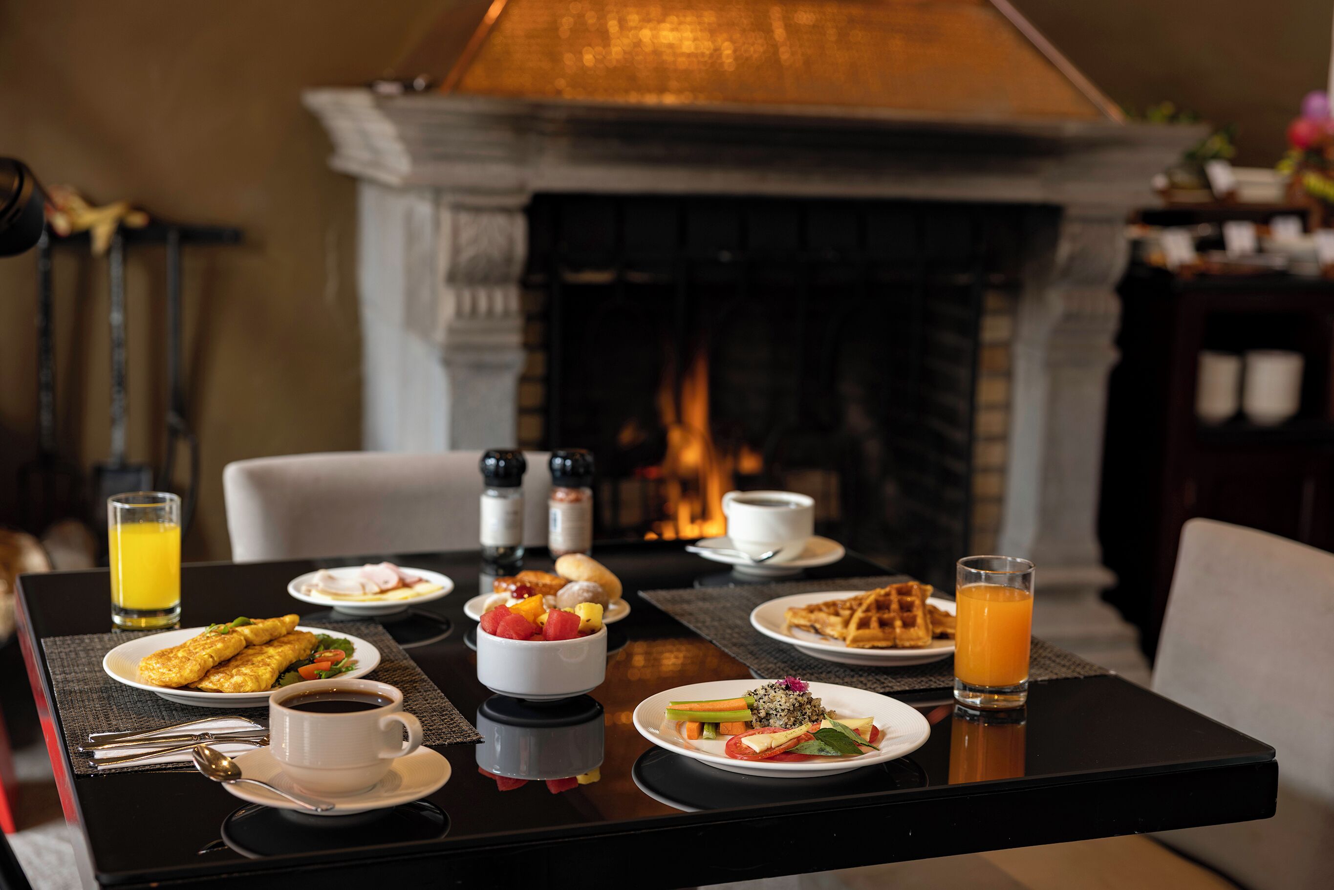 lunch, dinner, brunch served; international cuisine