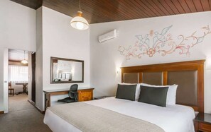 Premium bedding, down duvets, minibar, in-room safe - Wyndham Costa del Sol Cusco (Cusco)