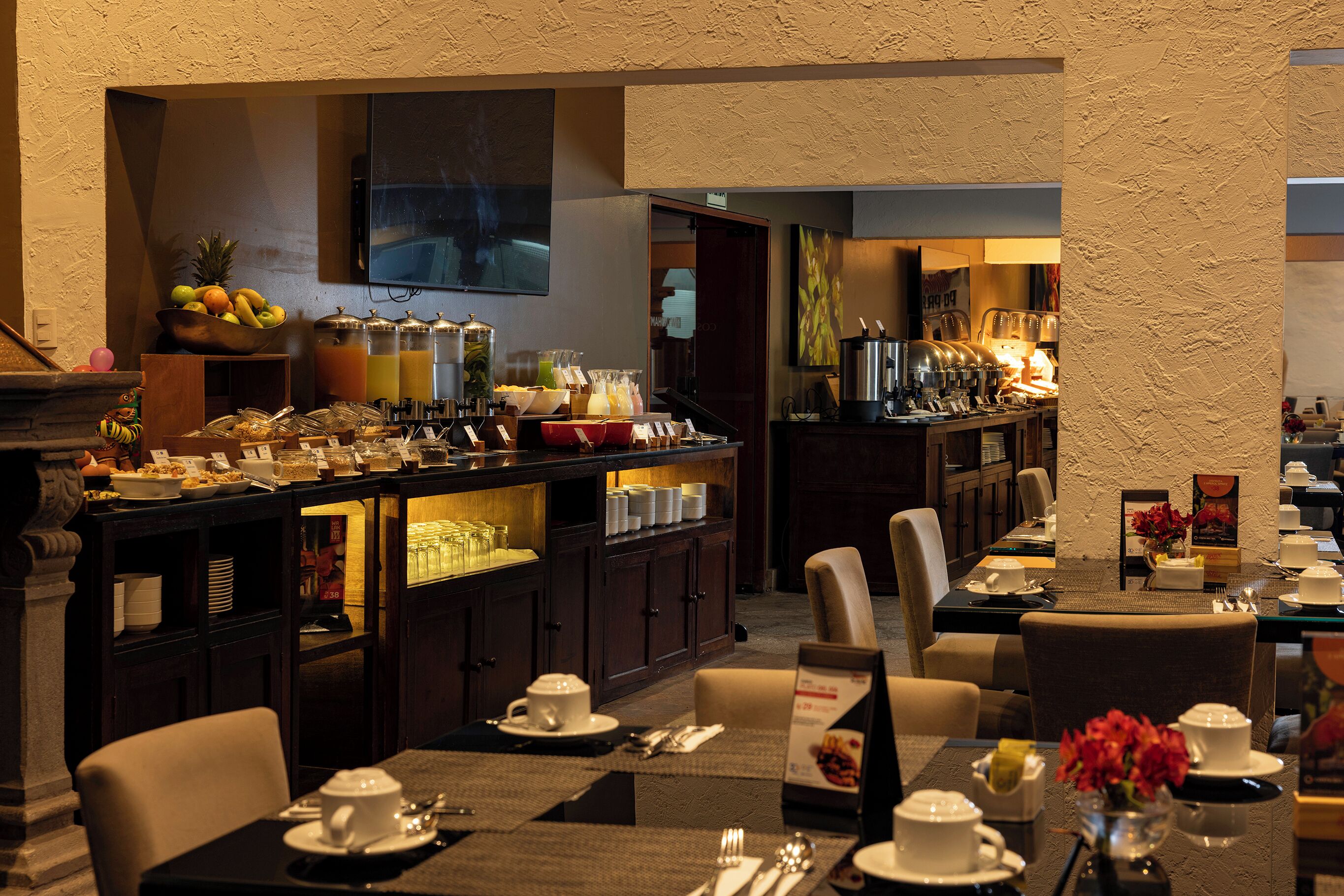 lunch, dinner, brunch served; international cuisine