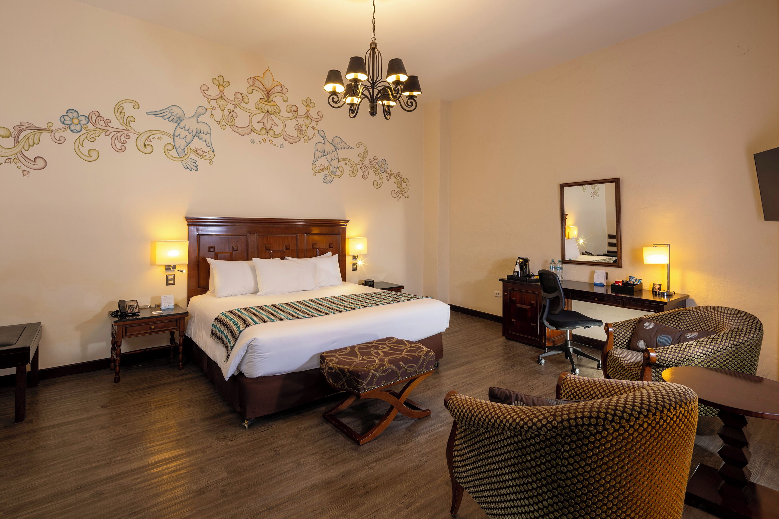 Chambre Deluxe, 1 très grand lit, non-fumeurs (Colonial) | Literie de qualité supérieure, couette en duvet d'oie, minibar