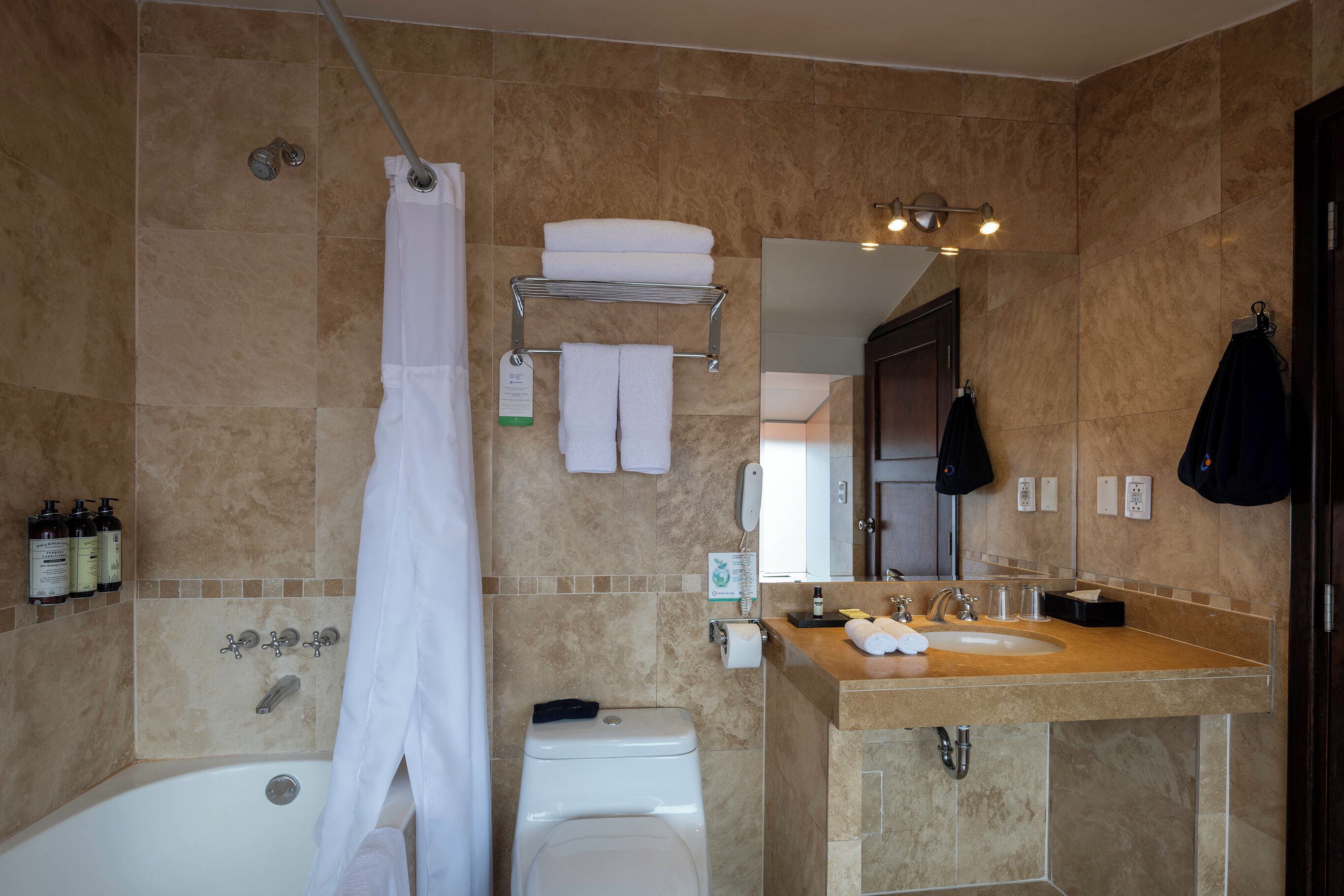 superior room, 1 king bed, non smoking (matrimonial) | bathroom | combined shower/bathtub, free toiletries, hair dryer, towels