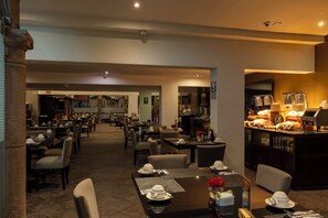 Lunch, dinner, brunch served; international cuisine 