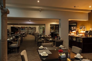 Lunch, dinner, brunch served; international cuisine