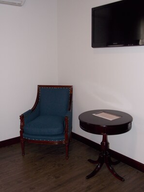 Ropa de cama de alta calidad, cubrecamas y minibar 