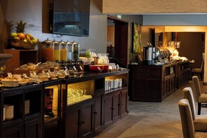 Se sirven almuerzos, cenas, brunch y cocina internacional 