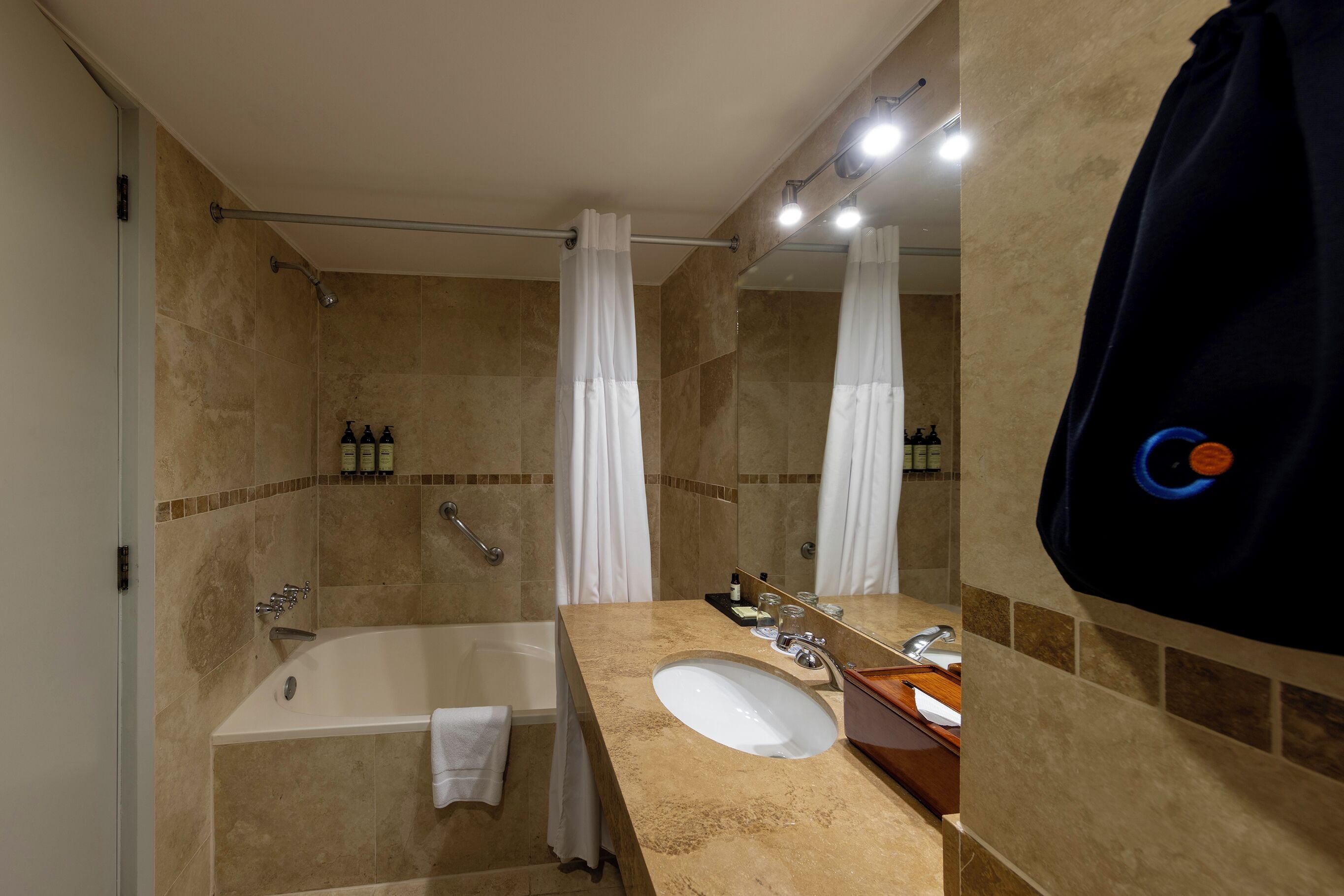 Un baño moderno con bañera, lavabo y espejo.