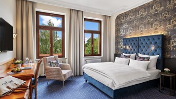 Quarto standard, 1 cama Queen, vista para o pátio | Roupas de cama antialérgicas, frigobar, cofres nos quartos, escrivaninha