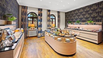 Desayuno buffet (EUR 22 por persona)