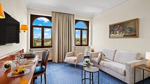 Suite | Hypo-allergenic bedding, minibar, in-room safe, desk