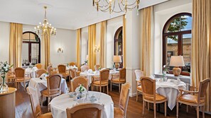 Daily buffet breakfast for a fee - Bayerischer Hof Dresden (Dresden)