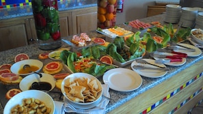 A buffet with various food items and utensils. - Casa Grande Chihuahua (Chihuahua)