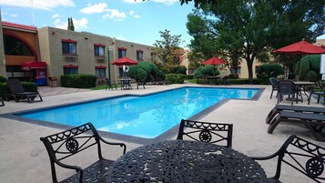 Una piscina al aire libre de temporada