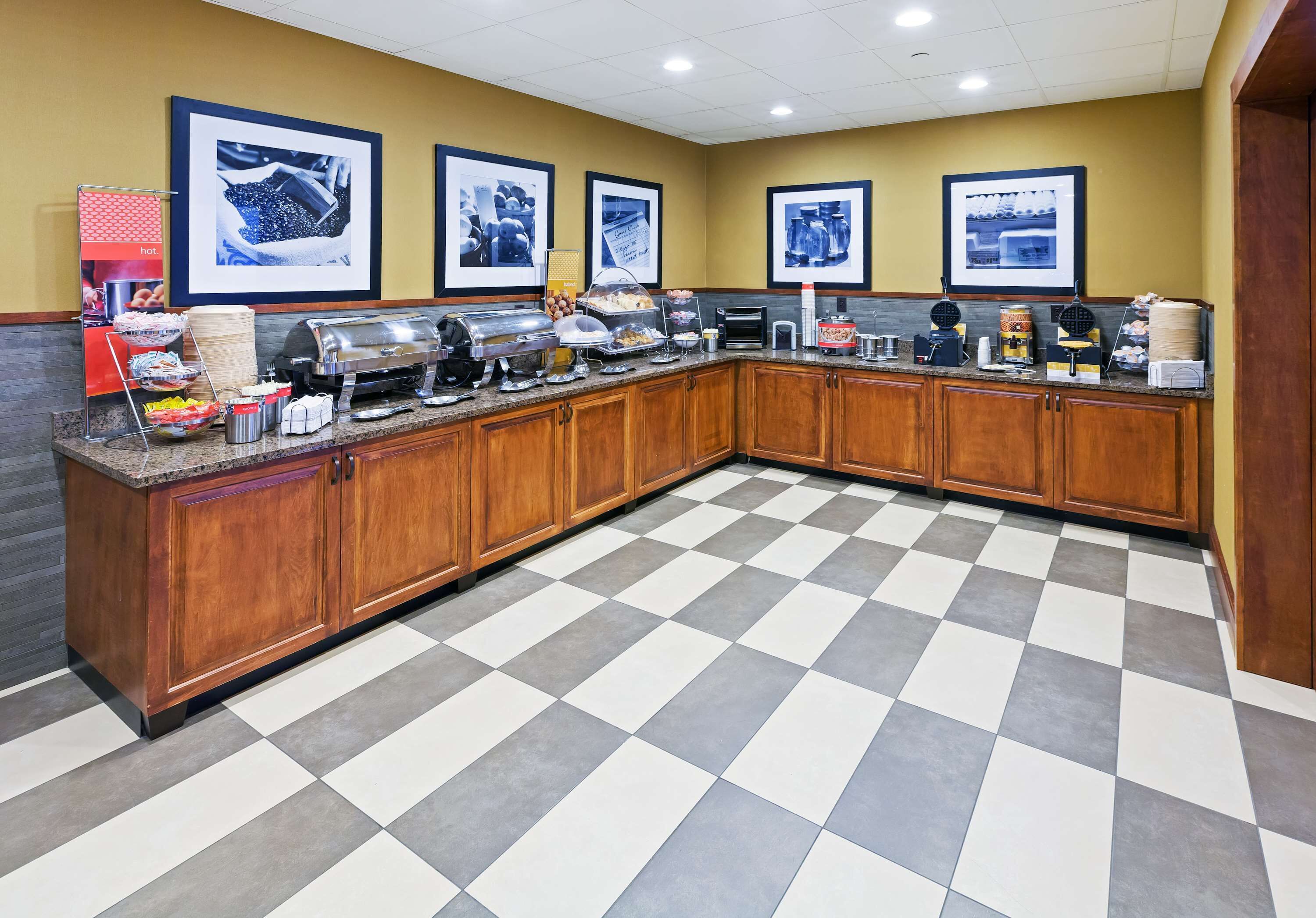 Café da manhã com buffet grátis todos os dias