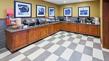 Café da manhã com buffet grátis todos os dias