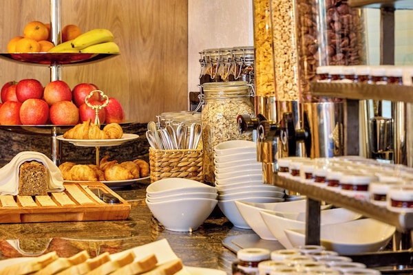 Se sirven almuerzos y cenas, restaurante con mesas al aire libre