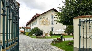 A cobblestone pathway leading to a building with a sign reading "Hotel Linderhof Restaurant". - Hotel LinderHof Erfurt (Erfurt)