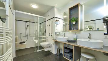 Business-Doppelzimmer, 1 Schlafzimmer | Badezimmer | Dusche, kostenlose Toilettenartikel, Handtücher