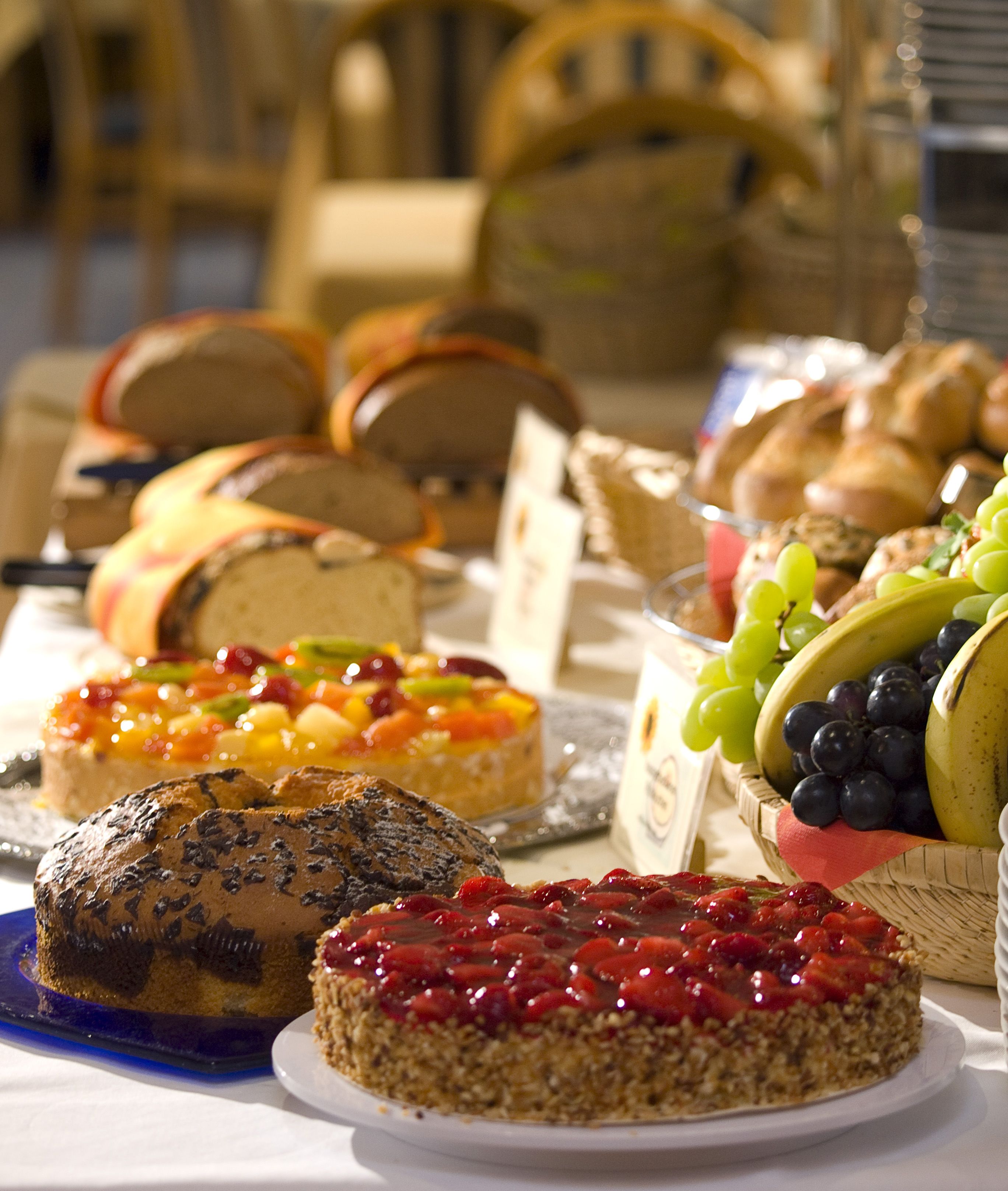Una taula amb diferents postres i fruites.