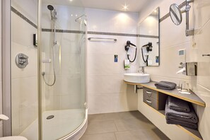 Shower, free toiletries, towels - Hotel LinderHof Erfurt (Erfurt)
