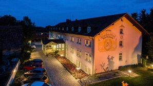 A hotel with a sign reading "LinderHot Restaurant" and a parking area with several cars. - Hotel LinderHof Erfurt (Erfurt)