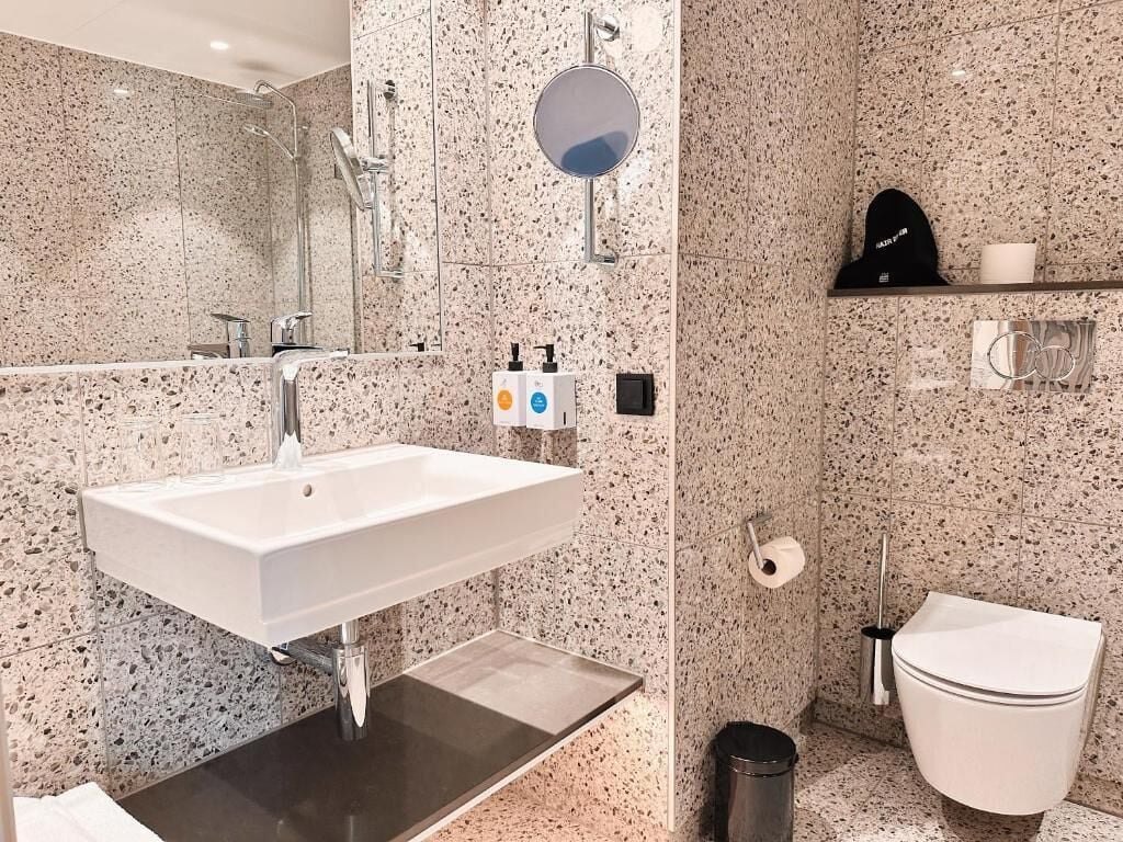 standard twin room, non smoking | bathroom | shower, hair dryer, towels, soap