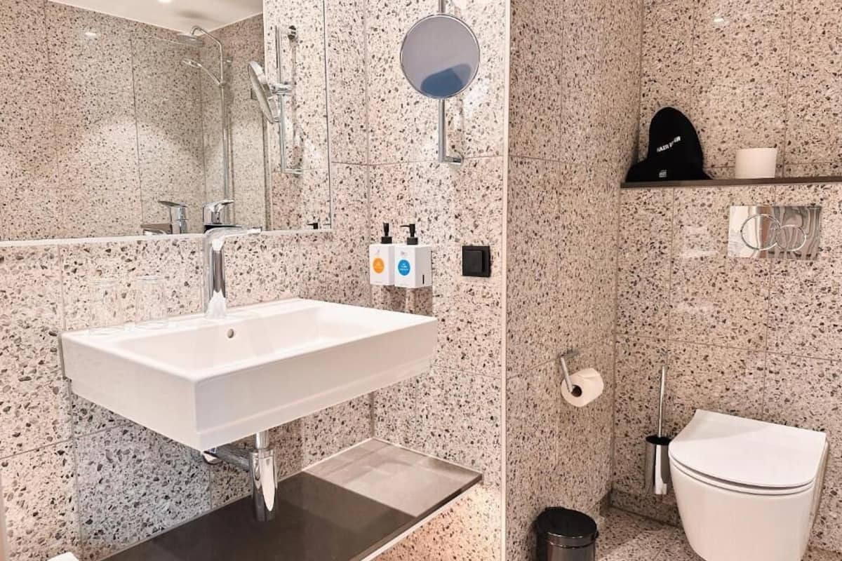 standard twin room, non smoking | bathroom | shower, hair dryer, towels, soap